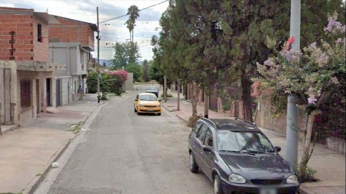 Se hicieron pasar por policías para robarle el celular