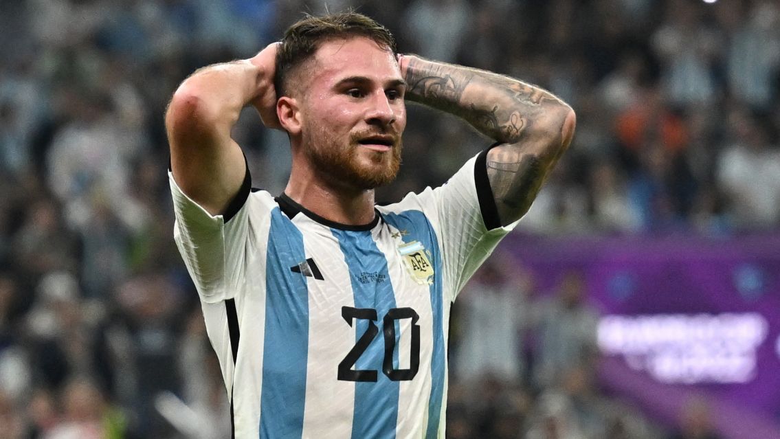 Alexis Mac Allister public� la primera foto con Ail�n Cova, su nueva novia y ex mejor amiga