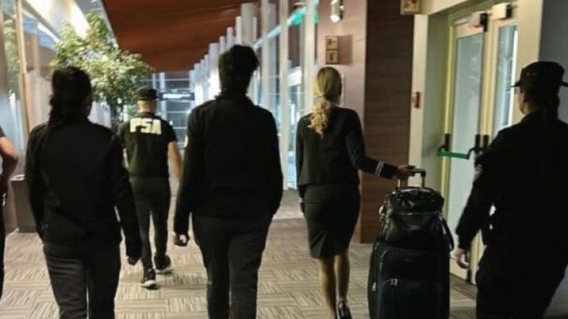 El reproche de su hija a la azafata presa por amenaza de bomba en un avión