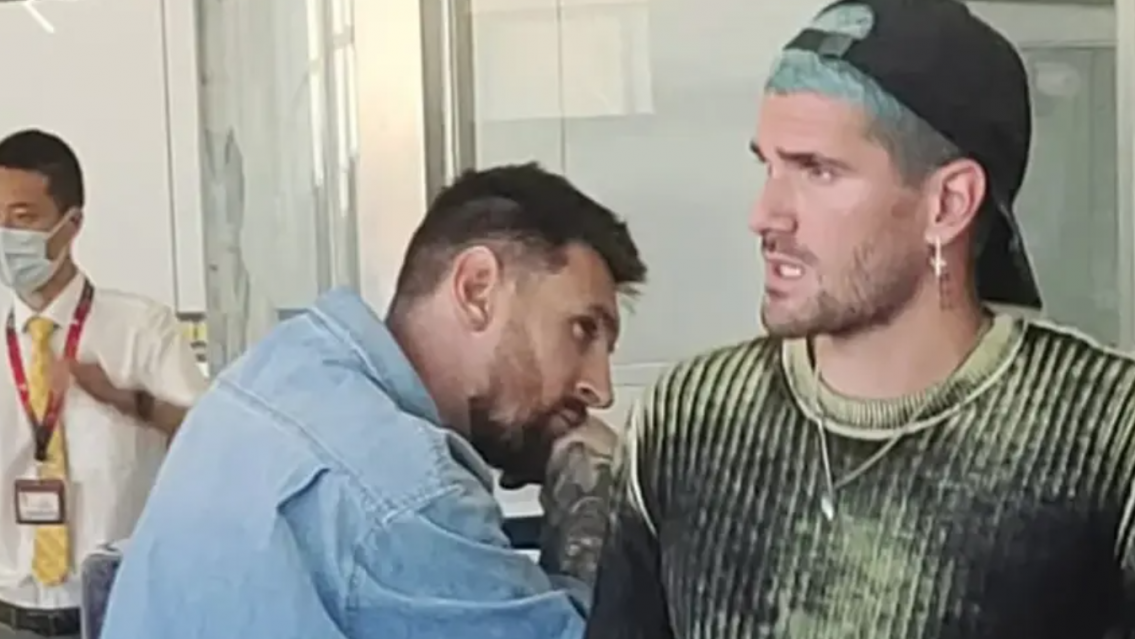 [VIDEO] La actitud de Rodrigo De Paul cuando Lionel Messi tuvo problemas con sus papeles en la llegada a China