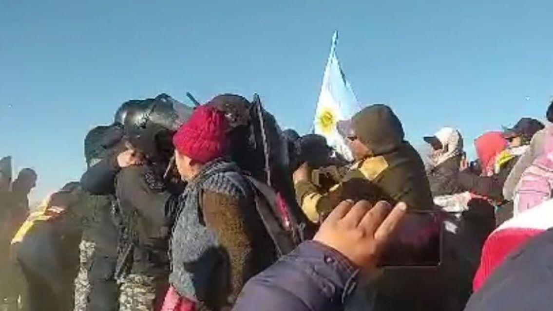 Urgente: policías contra los maestros en Abra Pampa