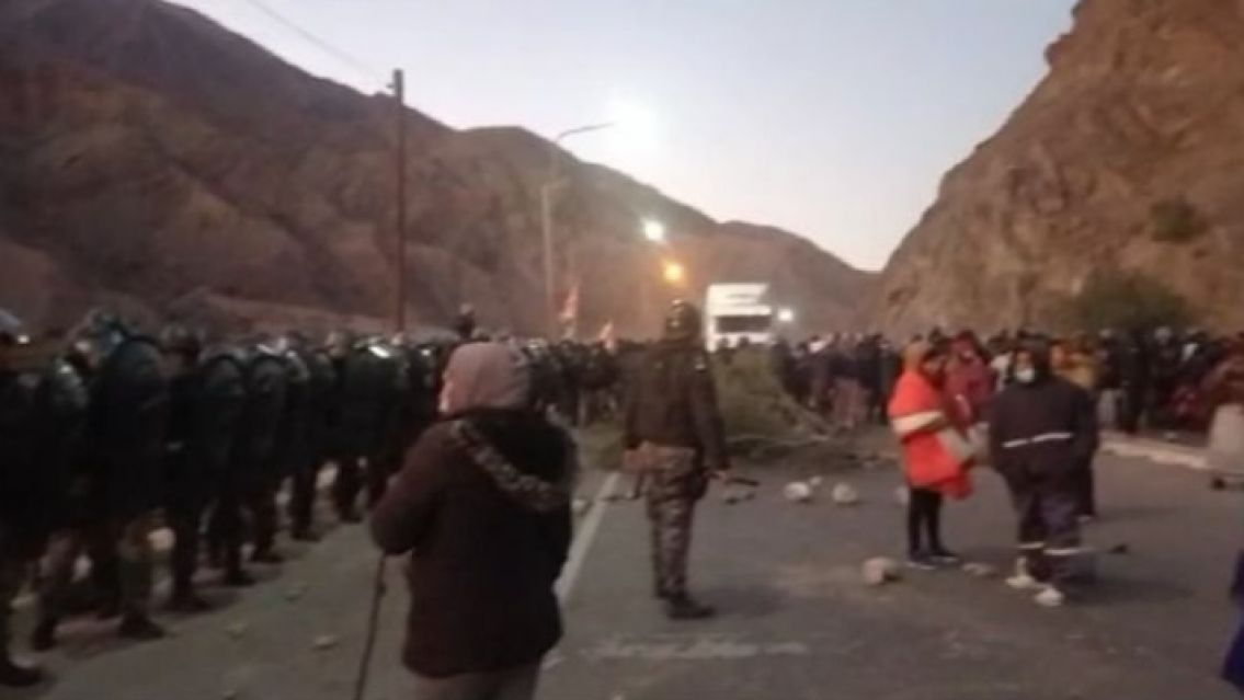 Cortes, gritos y represi�n en Purmamarca: Hay dos detenidos 