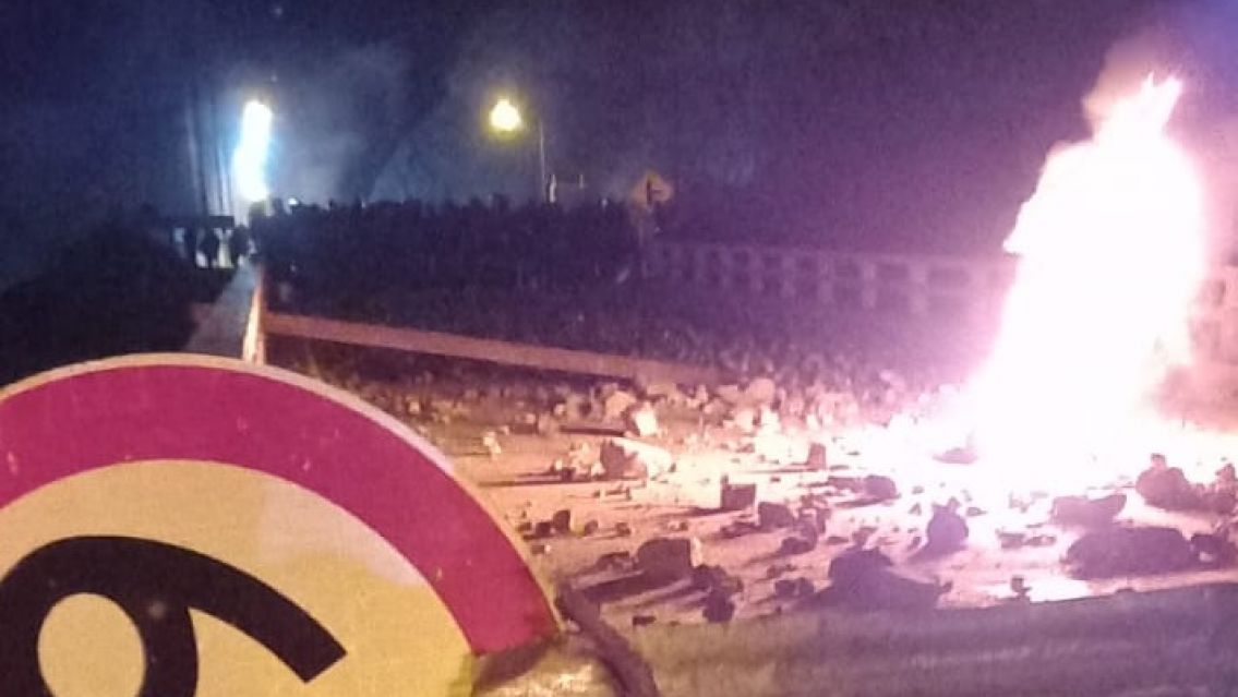 Jujuy: el Gobierno repudió el secuestro a policías y denunció el uso de bombas