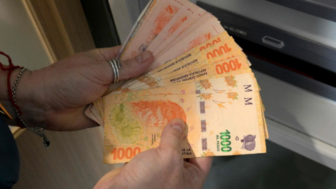 Trabajadores en blanco, cobrarán 17 'luquitas' extras este mes: cuándo lo cobro