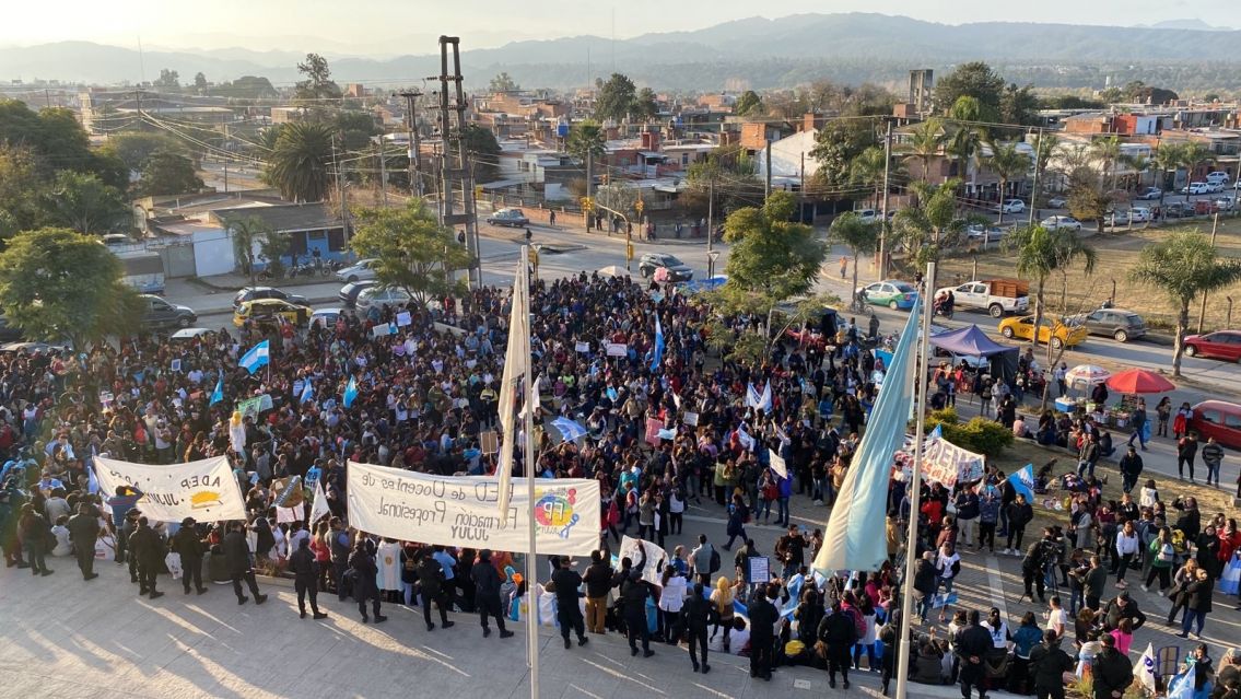 Una multitud se manifestó afuera de la paritaria docente en Jujuy