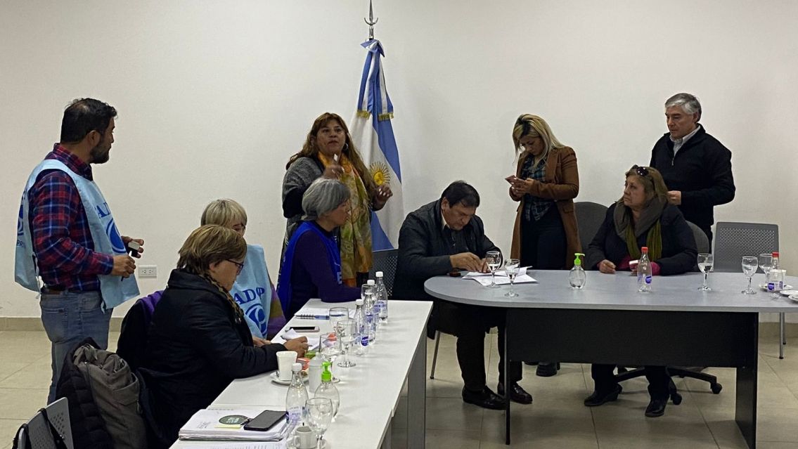 El Gobierno cede ante la lucha docente y ofrece un piso de 200 mil pesos