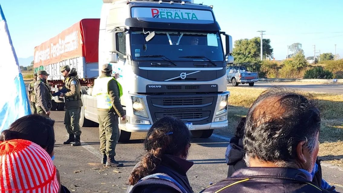 Gendarmer�a lleg� a Jujuy y comenz� a liberar las rutas