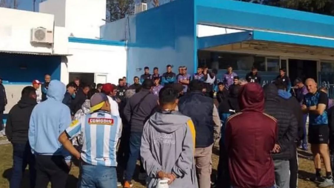Barras del Lobo acorralaron a los jugadores en el entrenamiento y les hicieron una brutal amenaza