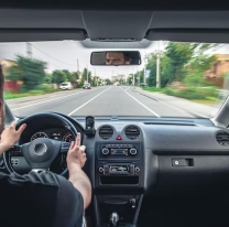 Pasajera olvidó su celular en el remis, el chofer se lo devolvió pero todo terminó mal