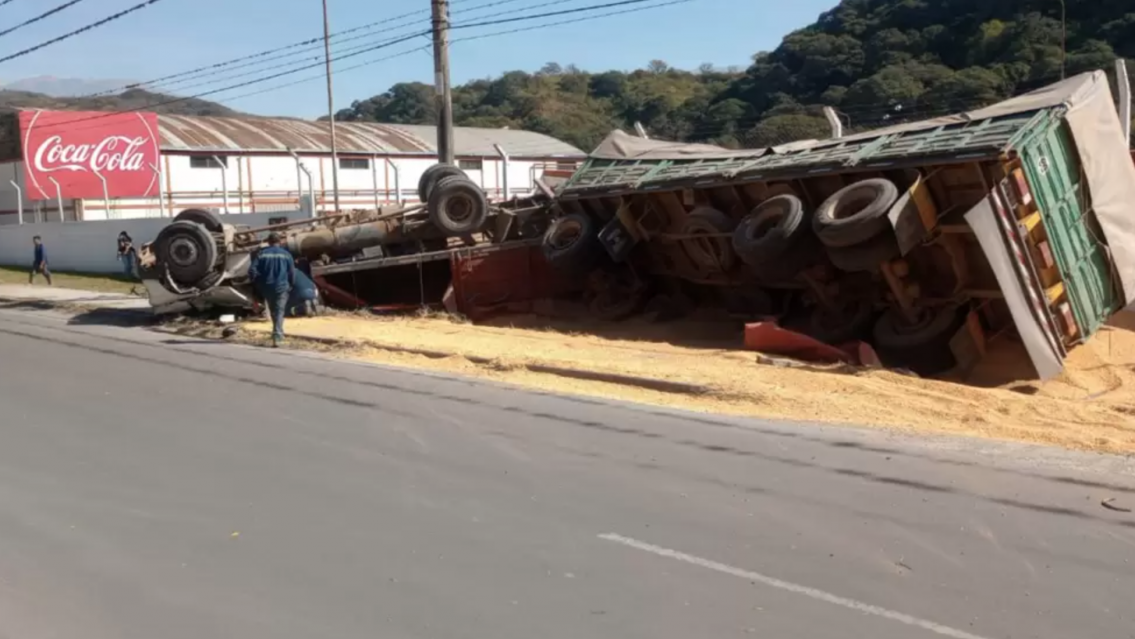 Terror en una ruta de Jujuy: camión volcó y aplastó un auto en Ruta Provincial 2