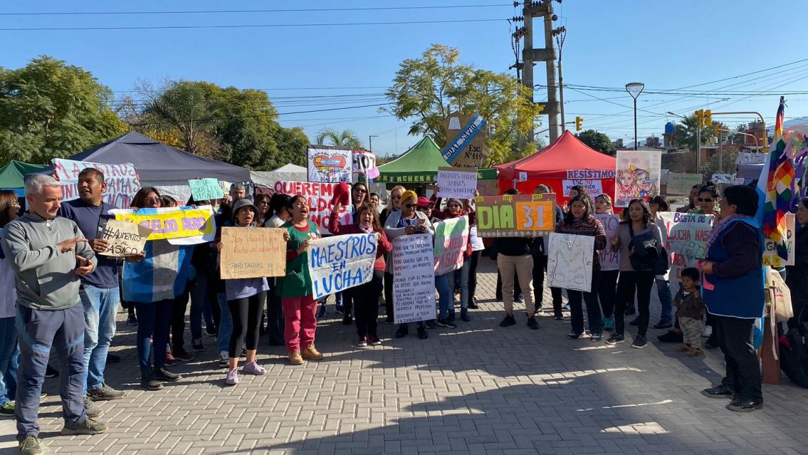 Docentes sufren los descuentos y no hay respuesta: "Son saqueadores de sueldos"