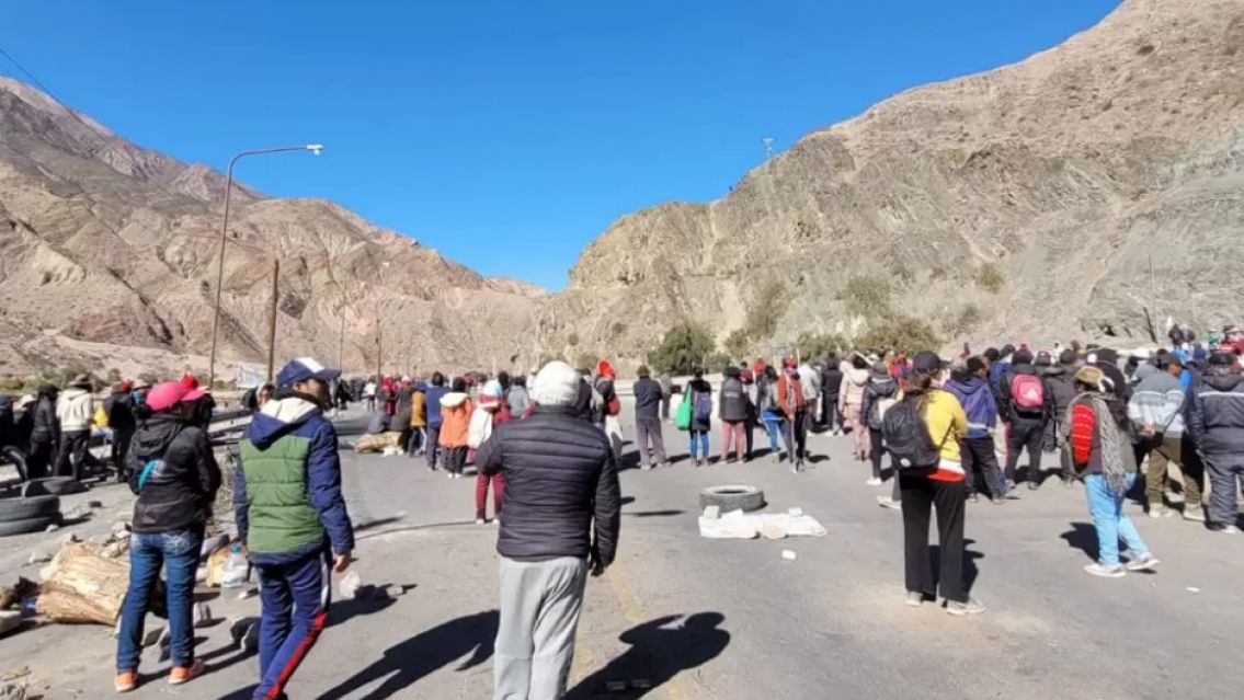 Cortes de ruta en Jujuy: en algunos dejan pasar cada 12 horas, ¿y en la Quebrada?