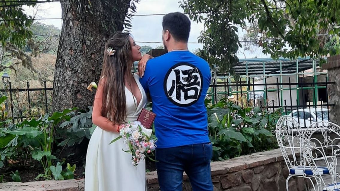 Es fanático de Dragon Ball y le propuso casamiento a su novia con la ropa menos pensada: "Te elijo"