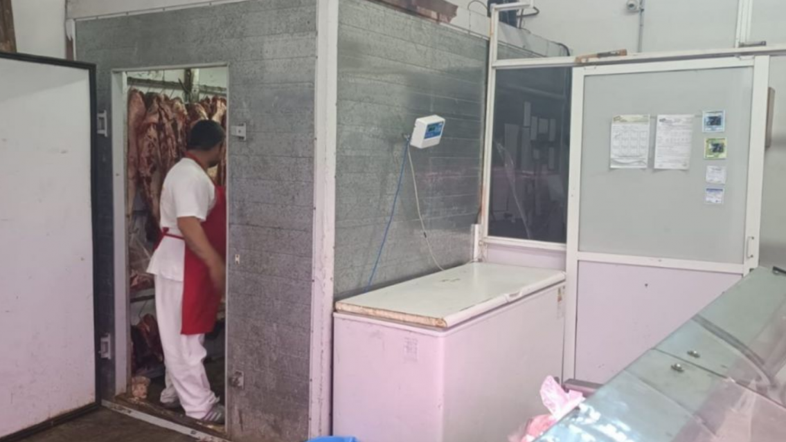 Juje�o entr� a robar a la carnicer�a y se llev� un gigante costillar