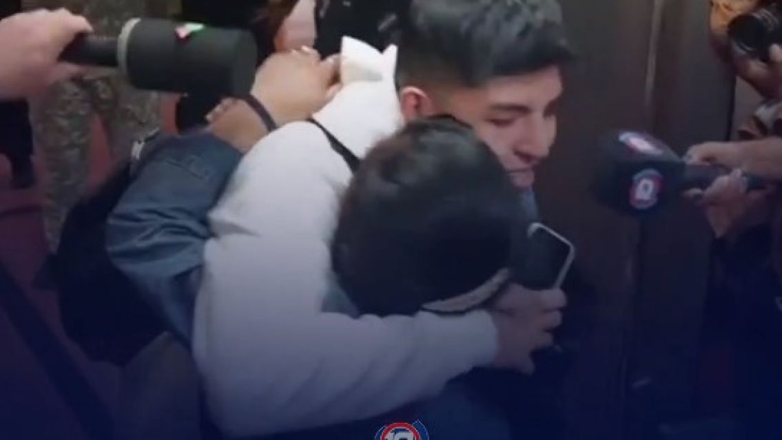 El favor que le pidi� Antonio a su mam� apenas la vio en el aeropuerto: se lo dijo al o�do 