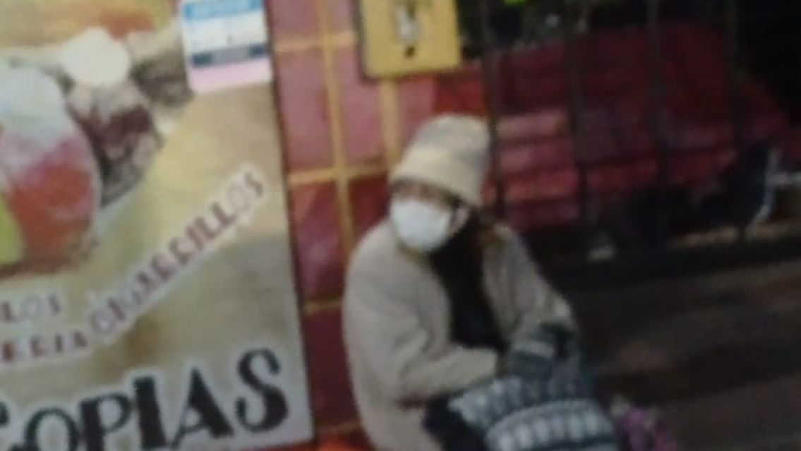 La desgarradora historia de la abuelita juje�a que vende medias en el centro