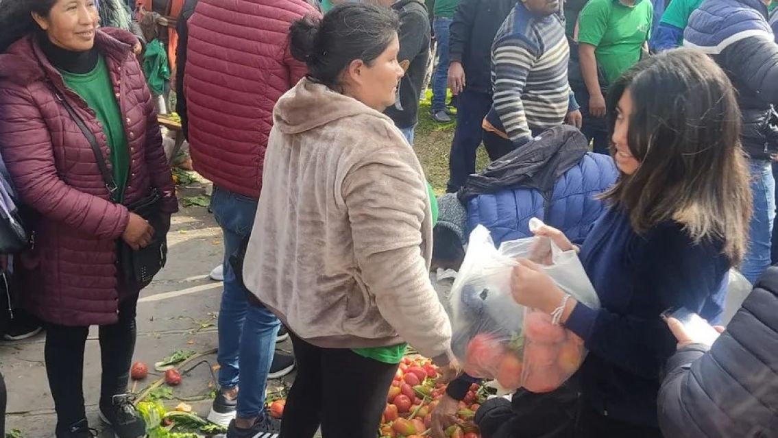 Productores de Jujuy se manifestaron con un "verdurazo" en la plaza Belgrano: No a la reforma