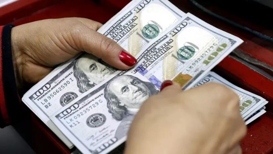 El dólar blue sube y este miércoles roza los $500