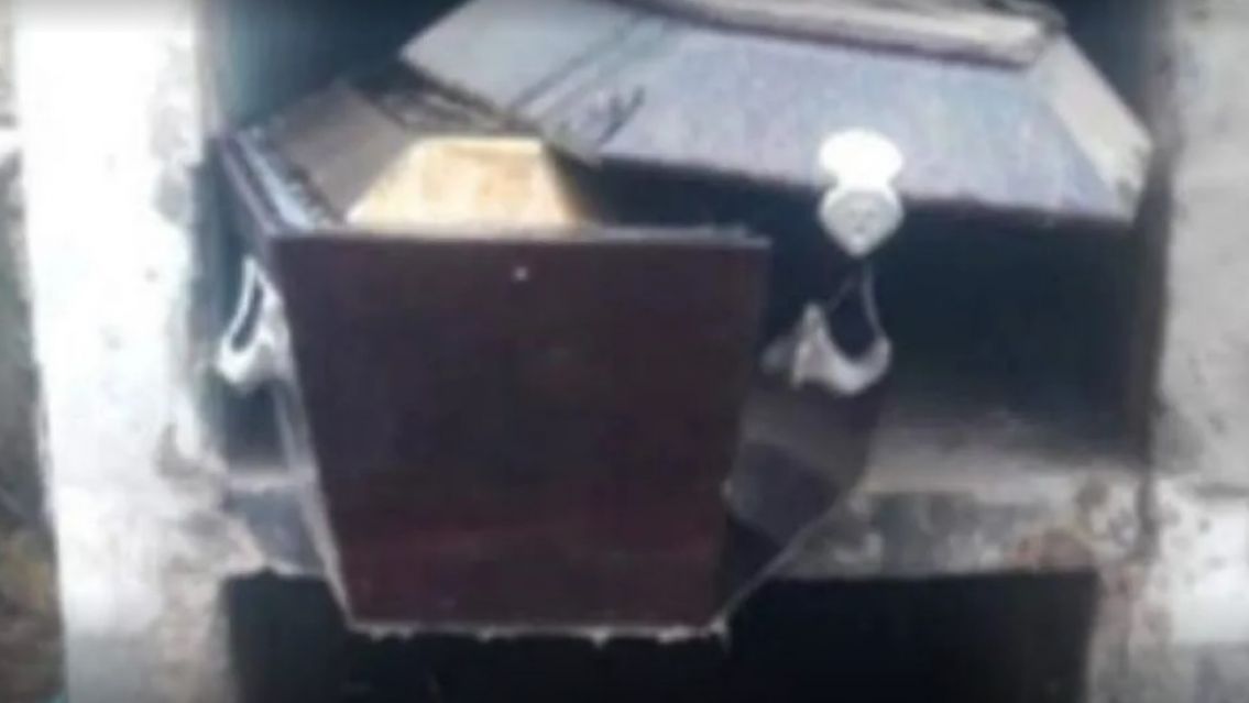 Fue a la tumba a dejarle flores pero se encontr� con lo peor: no qued� ni el anillo