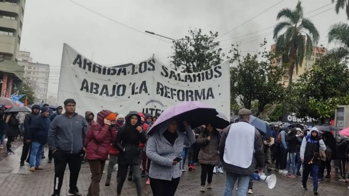 Miles de jujeños marcharon en contra de la reforma a pesar de la lluvia