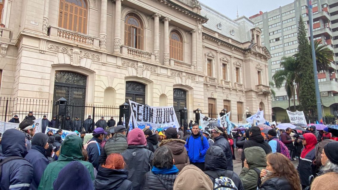 Sigue la lucha docente: piden un piso salarial de $235 mil para este mes