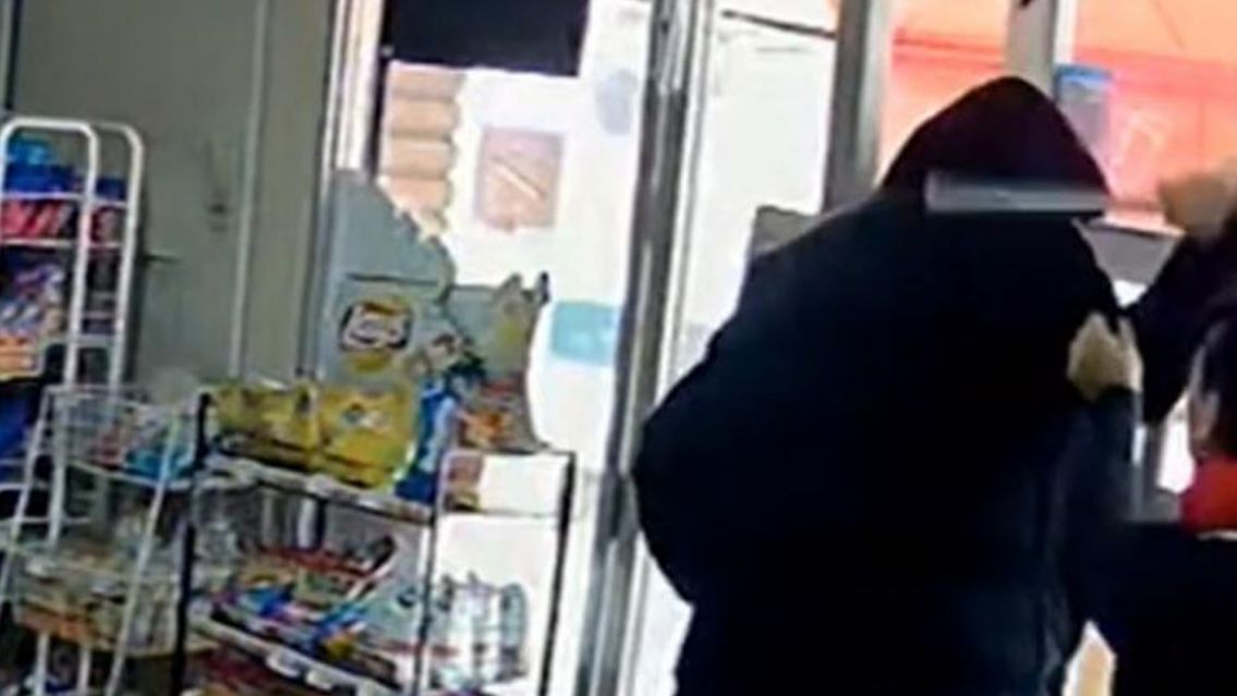 Le quisieron robar y agarró a palazos al ladrón: "Vení acá hijo de..."