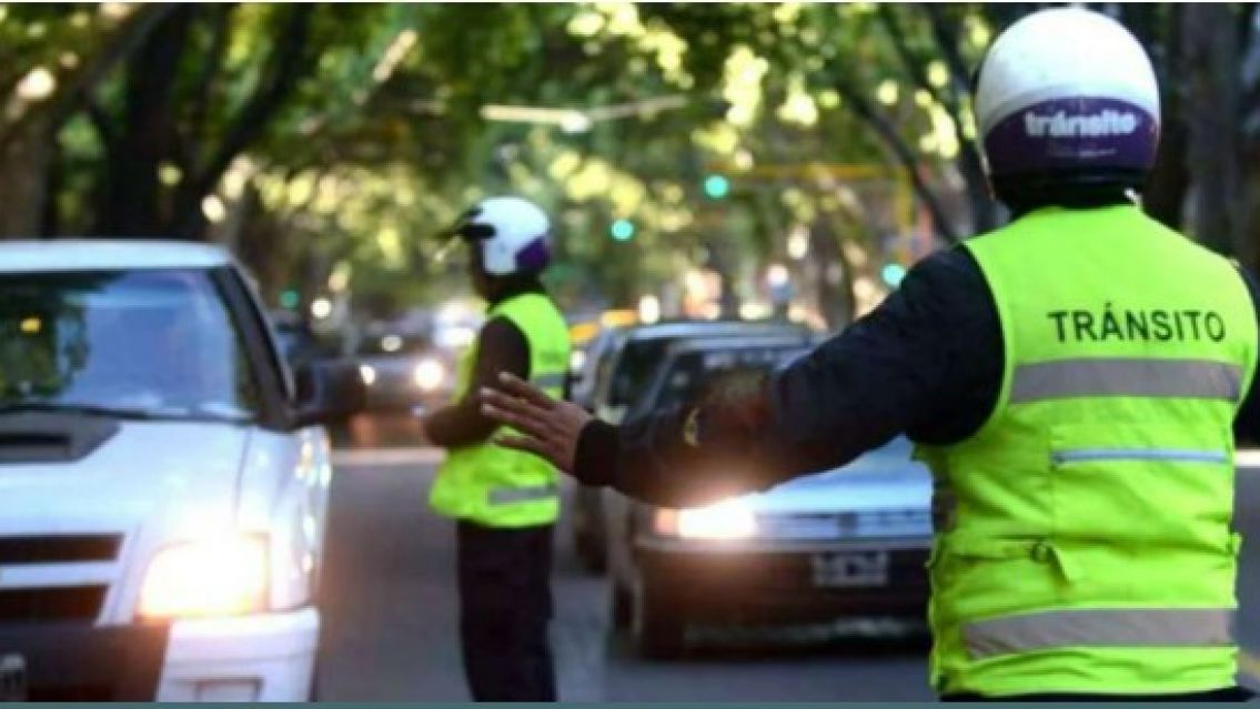 Los 5 documentos obligatorios que hay que tener en el auto para poder manejar