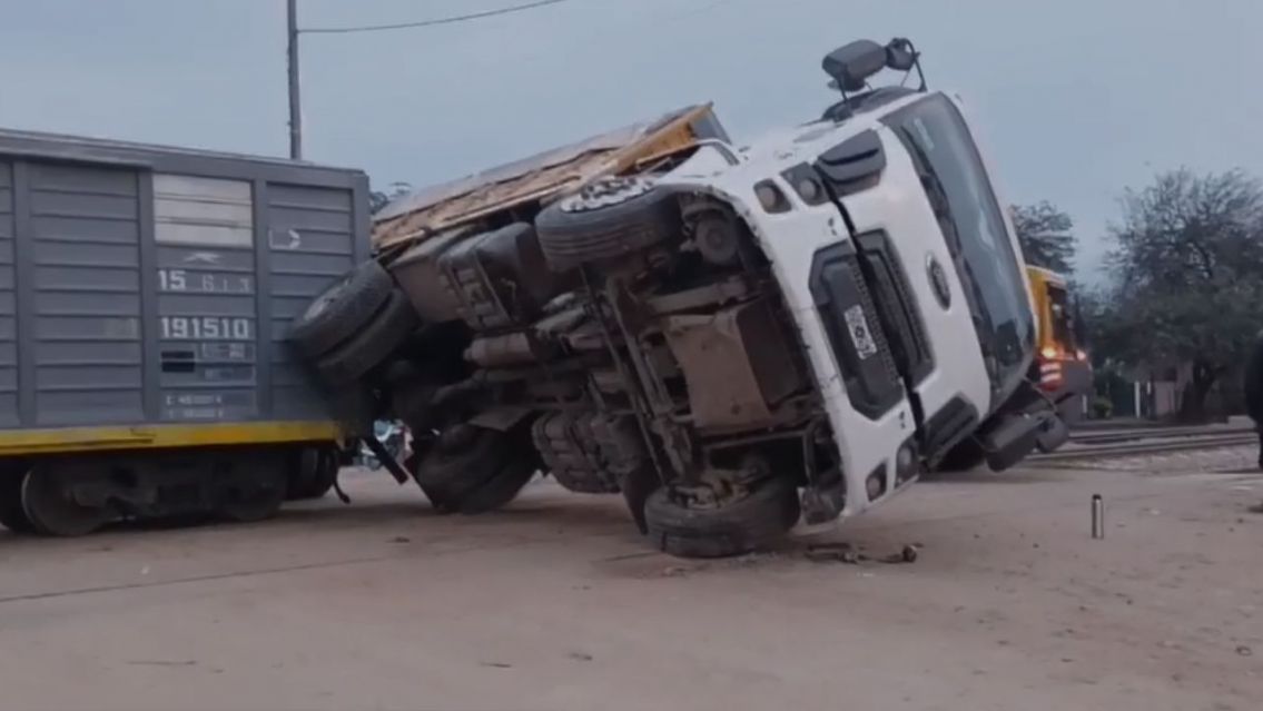 Terrible accidente entre un tren y un cami�n: "Se lo llev� puesto" [HAY VIDEO]
