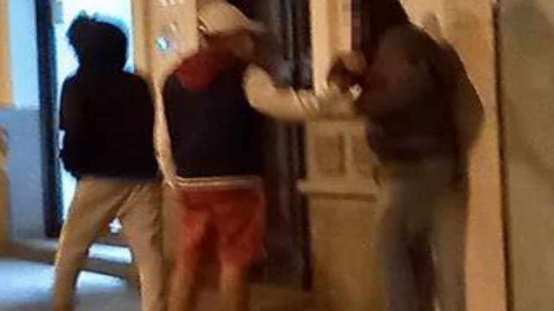 Molieron a golpes a un juje�o para robarle las zapatillas: Termin� internado