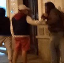 Molieron a golpes a un juje&ntilde;o para robarle las zapatillas: Termin&oacute; internado