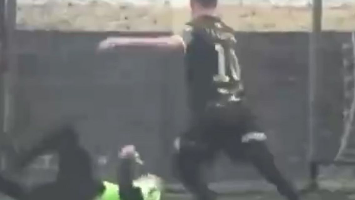 Apareci� muerto el jugador que le pate� la cabeza a un �rbitro: horribles detalles