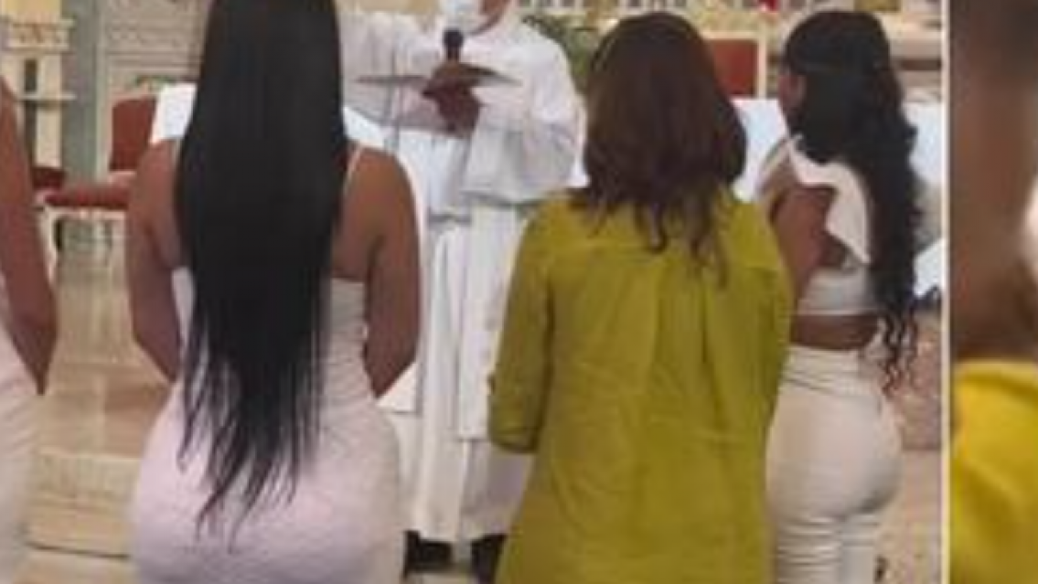 Fue as� al bautismo de su hijo y le dijeron de todo: "Dej� de llamar la atenci�n"