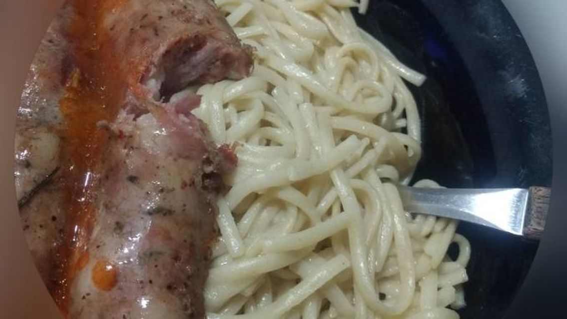 Comi� fideos recalentados y falleci�: conmoci�n total