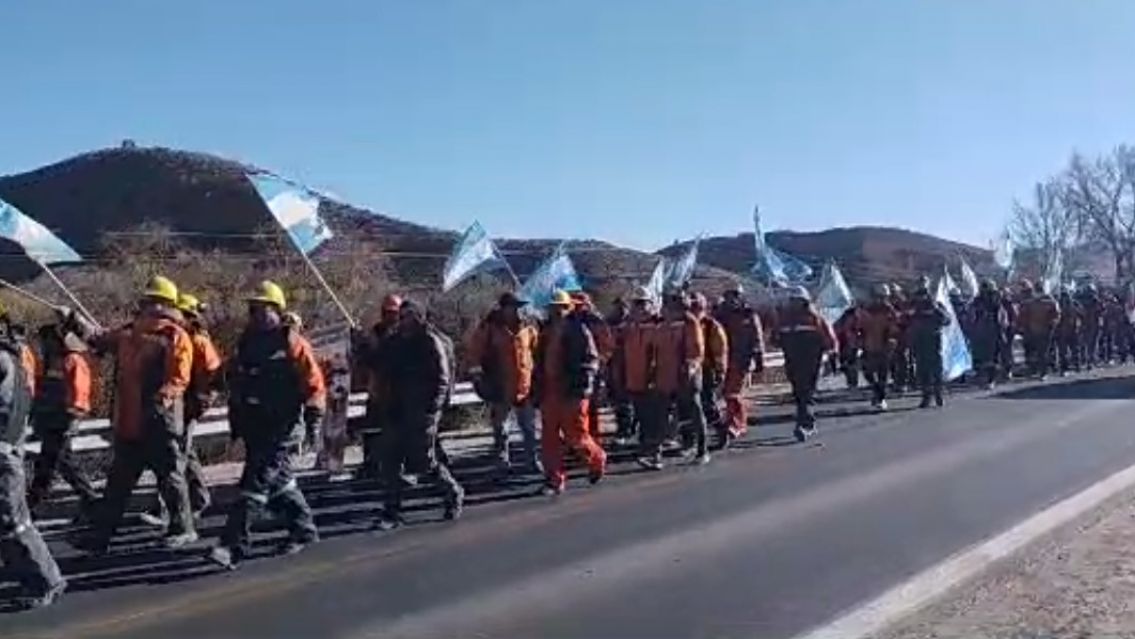 Mineros jujeños marcharon a la capital a pie: exigen mejoras laborales