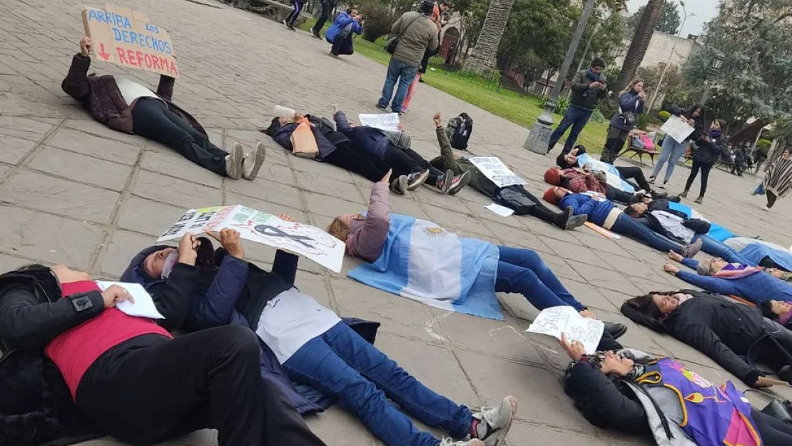 Congelados y en el piso como los sueldos: así se manifiesta la docencia en Jujuy