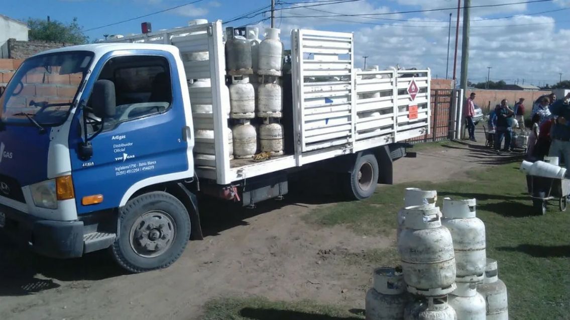 Juje�o se llev� un cami�n cargado de garrafas y se raj� para Tucum�n