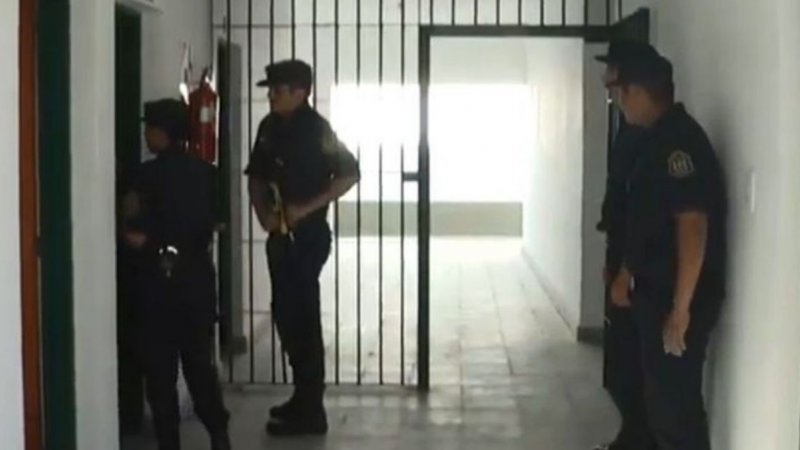 El premio a la m�s opa: intent� hacer pasar droga y la agarraron de las mechas