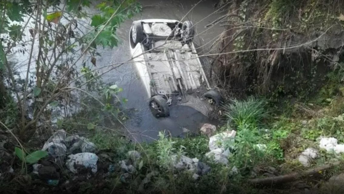 Un horror: cay� con su auto en un arroyo, qued� atrapado y muri� ahogado