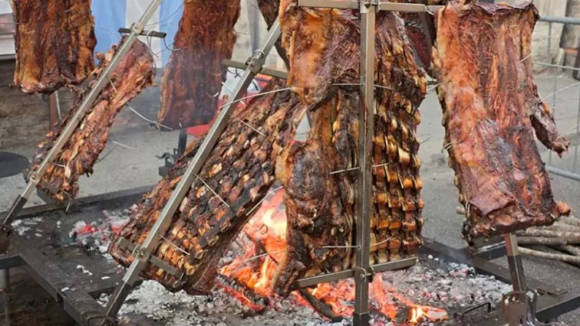 Llega el "Patio criollo" a Yala con asado a la estaca, pan casero y shows en vivo