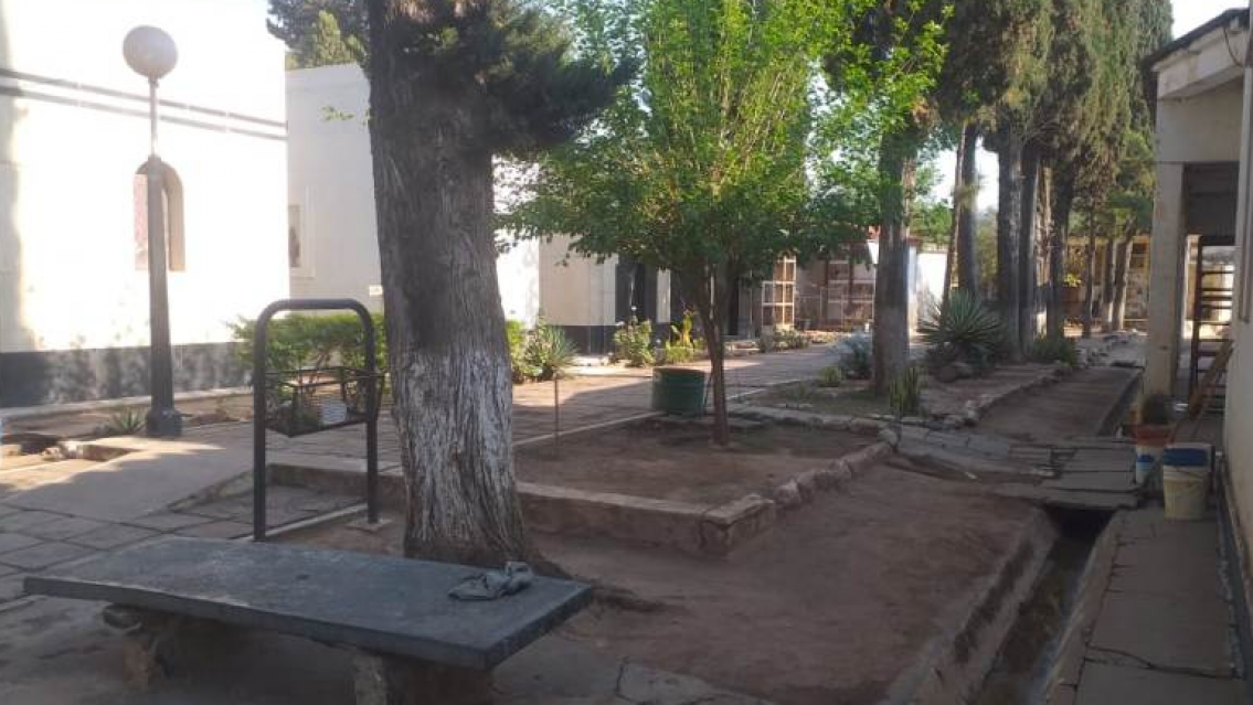 Escalofriante: Fue al cementerio, sinti� manos en su cuerpo y apareci� golpeado