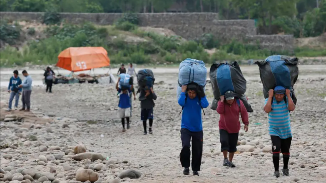 Encontraron un muerto al costado de la ruta: tenía una sospechosa mochila