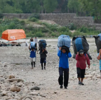 Encontraron un muerto al costado de la ruta: tenía una sospechosa mochila
