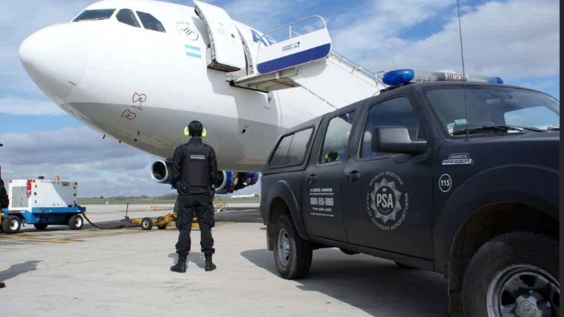 Murió una mamá que viajaba con su hija en un vuelo de Barcelona a Ezeiza