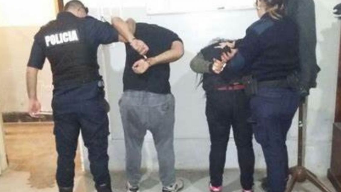 Una mamá y su pareja mataron a golpes a un bebé de dos años: dijeron que se cayó en el baño