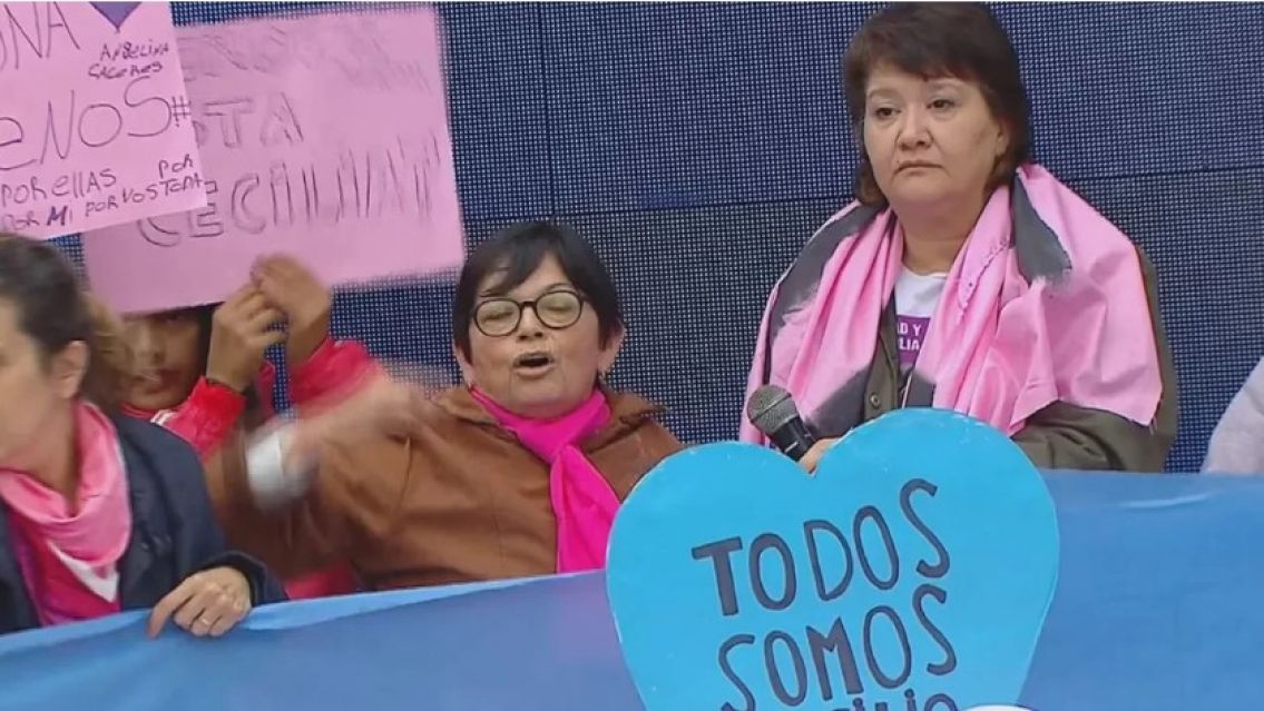 La mam� de Cecilia Strzyzowski denunci� que un militante del clan Sena la golpe� frente a la Fiscal�a: "No tengo miedo de que me maten"