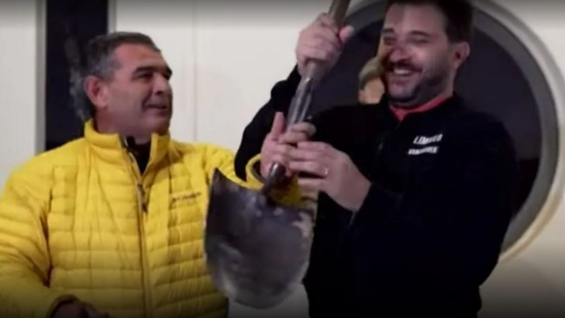 En plena entrevista, Olmedo le regaló una pala a Brancatelli: "probá trabajando amigo"