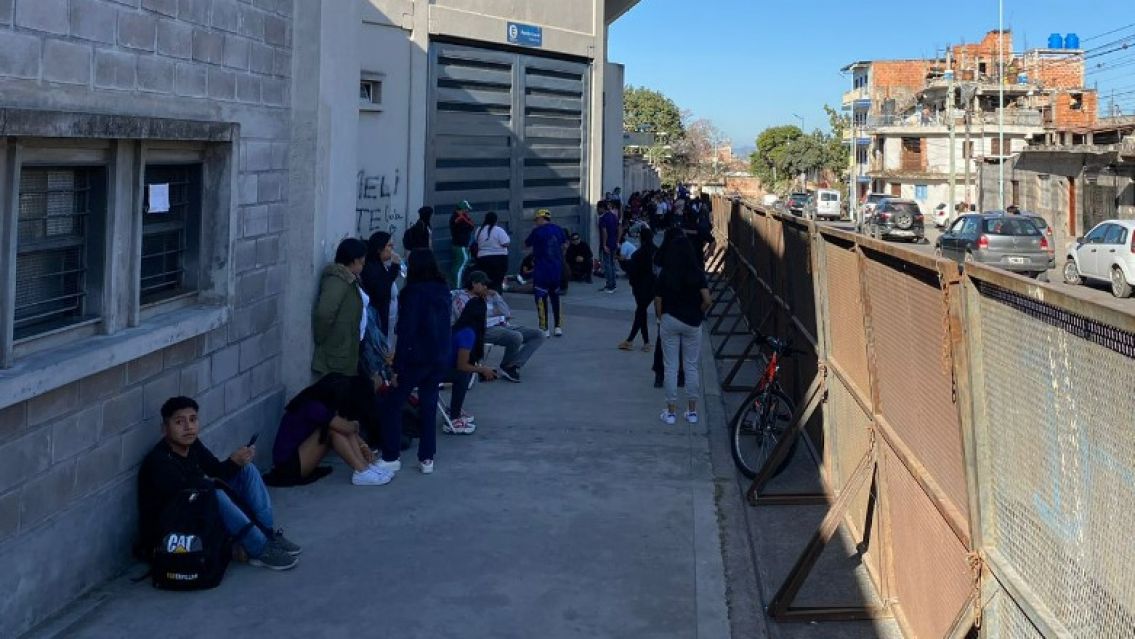 Hay fila de varias cuadras para comprar las entradas de María Becerra en la cancha de Gimnasia