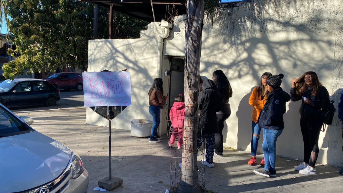 Furor por Mar�a Becerra: Una familia juje�a se hizo la guita alquilando el ba�o