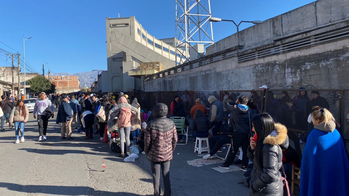 Insólito: así ofrecían lugares en la fila para comprar entradas para ver a María Becerra