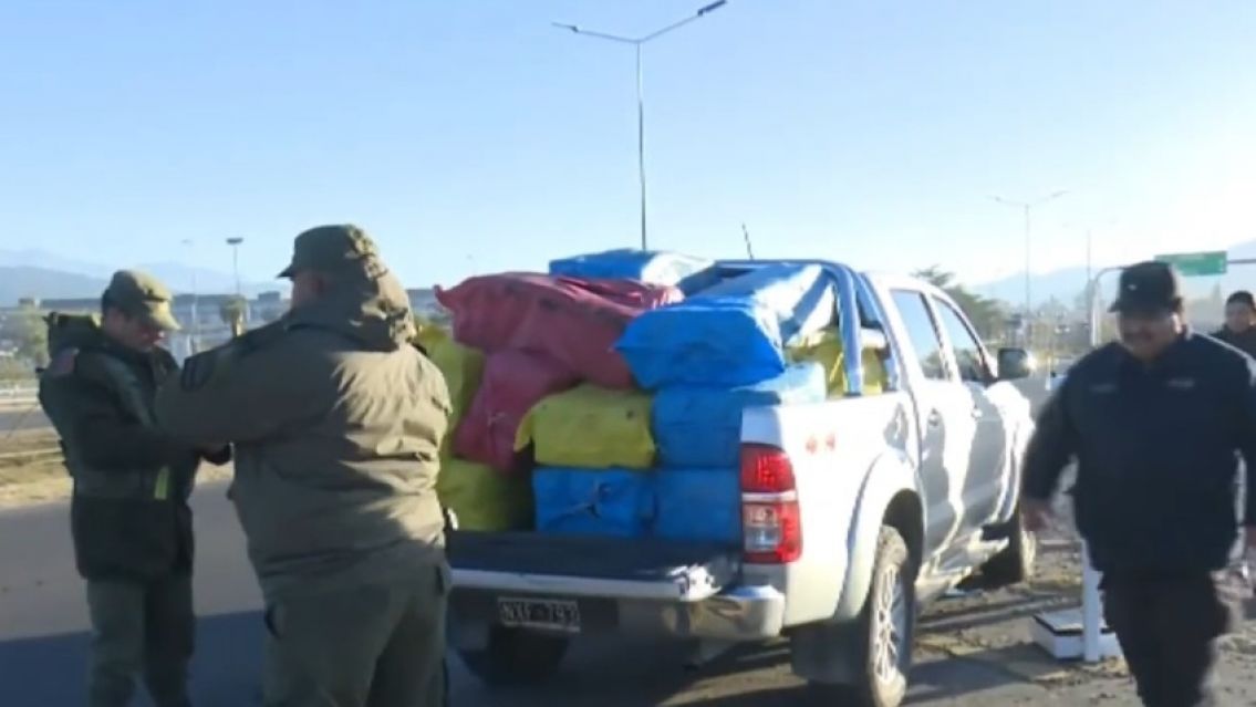 Juje�os atropellaron un gendarme en Salta para fugarse con 500 kilos de coca